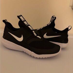 NEW Nike 6.5Y Slip-On Sneakers